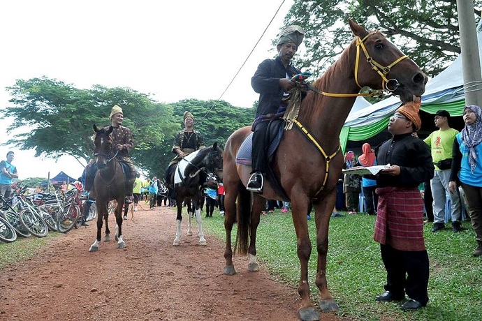 Pahlawan Melayu berkuda sebagai utusan menyempurnakan gimik perasmian Karnival eDU PARK 1.0