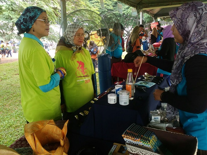 Booth pameran Muzium Warisan Melayu sewaktu lawatan tetamu kehormat diiringi Profesor Datin Padukanaib Canselor UPM 